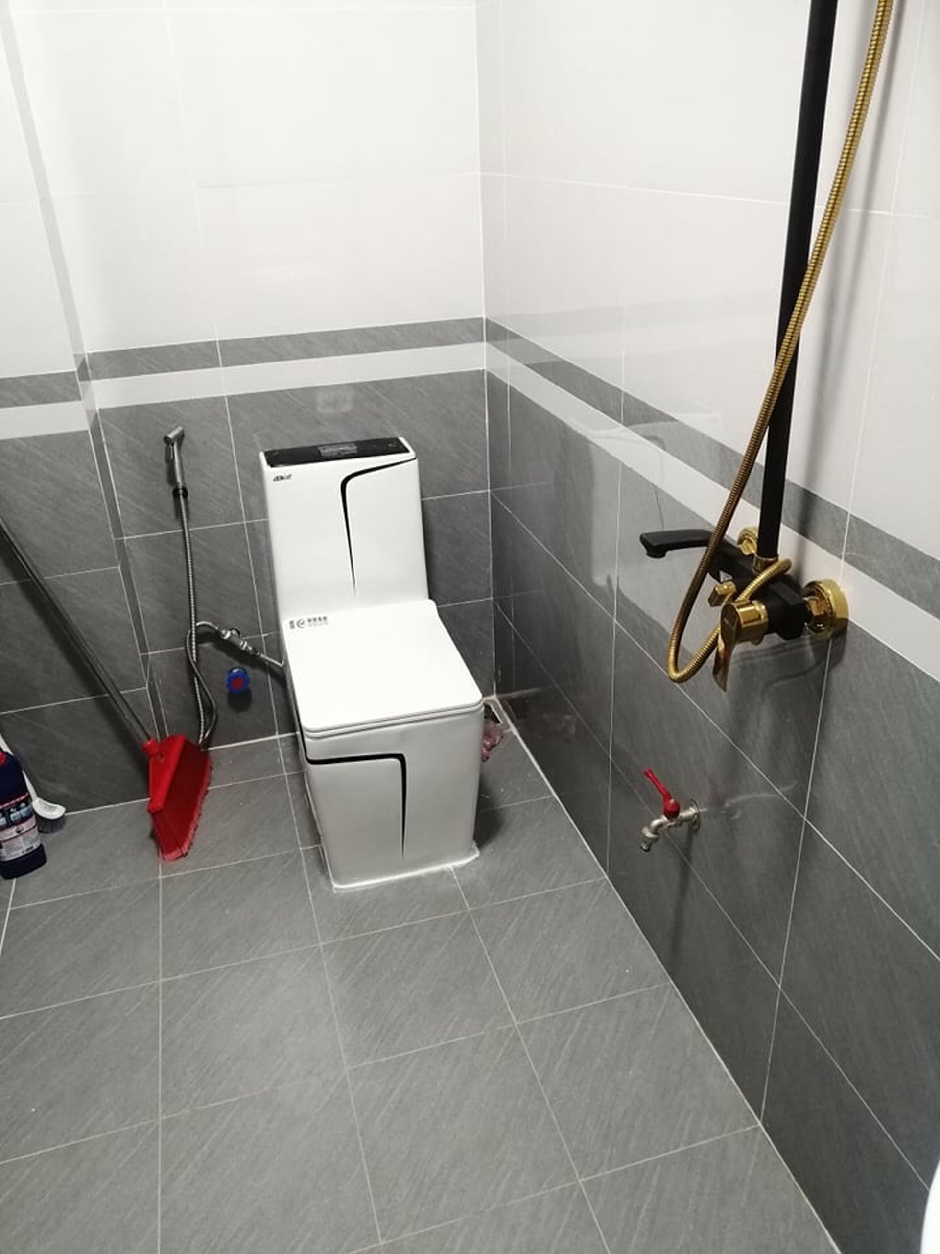 Sen cây tắm nóng lạnh đen ánh vàng GS 6607D, đep sang trọng quý phái, bền bỉ với thời gian