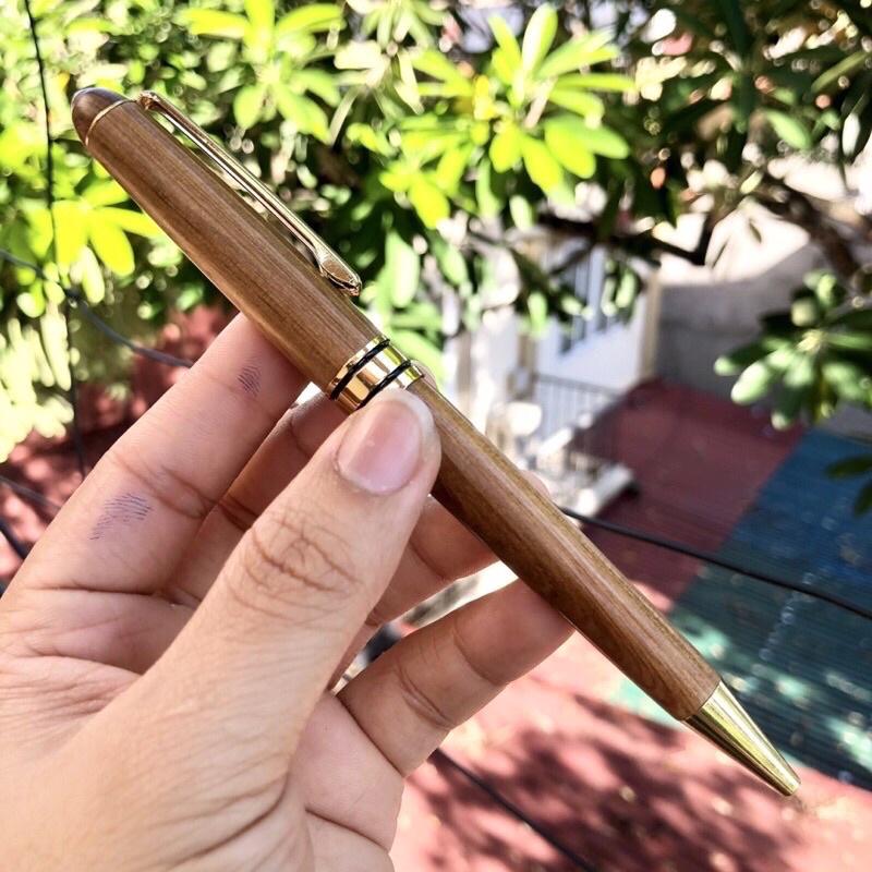 Bút ký gỗ Bách Xanh nắp xoay (PE994X) Mùi thơm gỗ thu hút may mắn, tài lộc cho người sở hữu