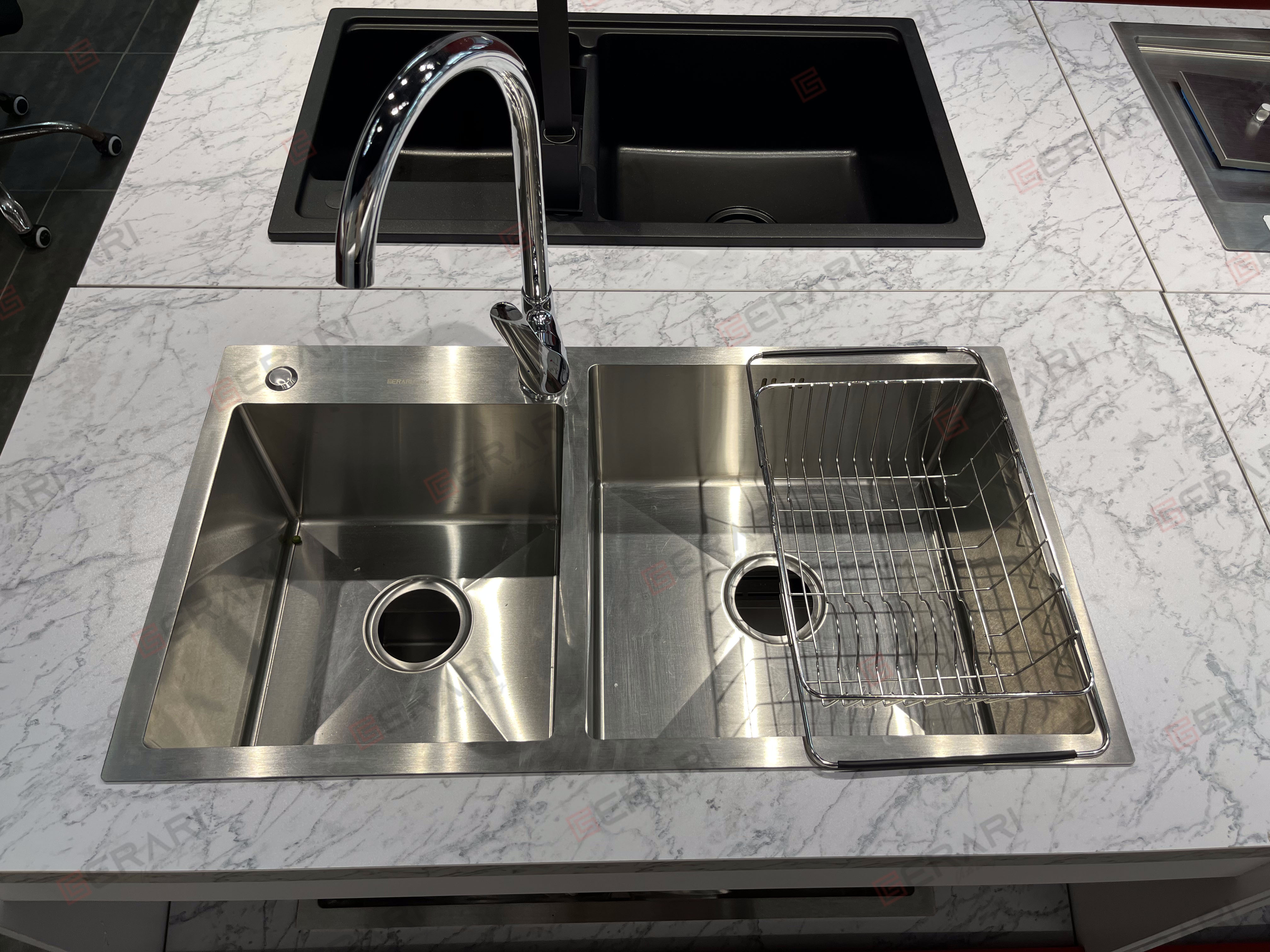 Chậu rửa bằng thép không gỉ (2 hố lệch phụ kiện đi kèm chât liệu Inox 304 cao cấp thương hiệu GERARI)