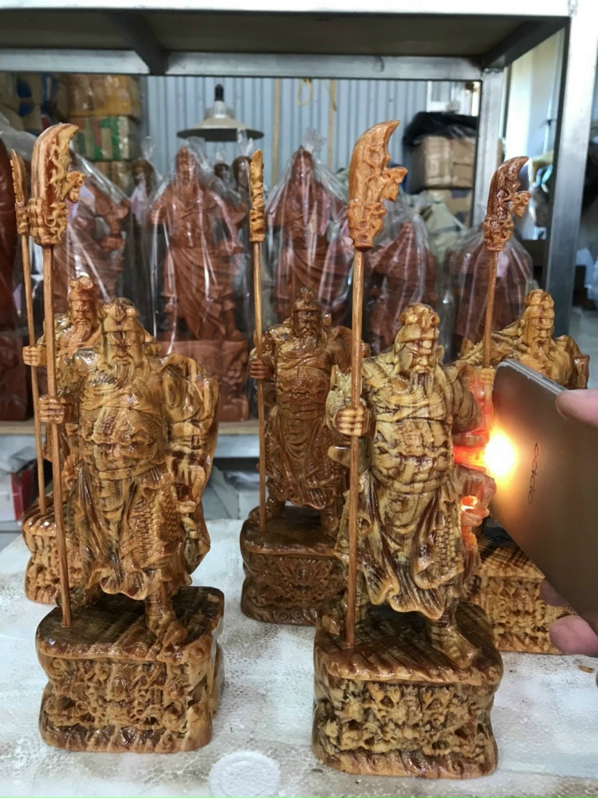 Tượng quan công cầm đao gỗ huyết long đứng trên gốc cây tùng kt cao