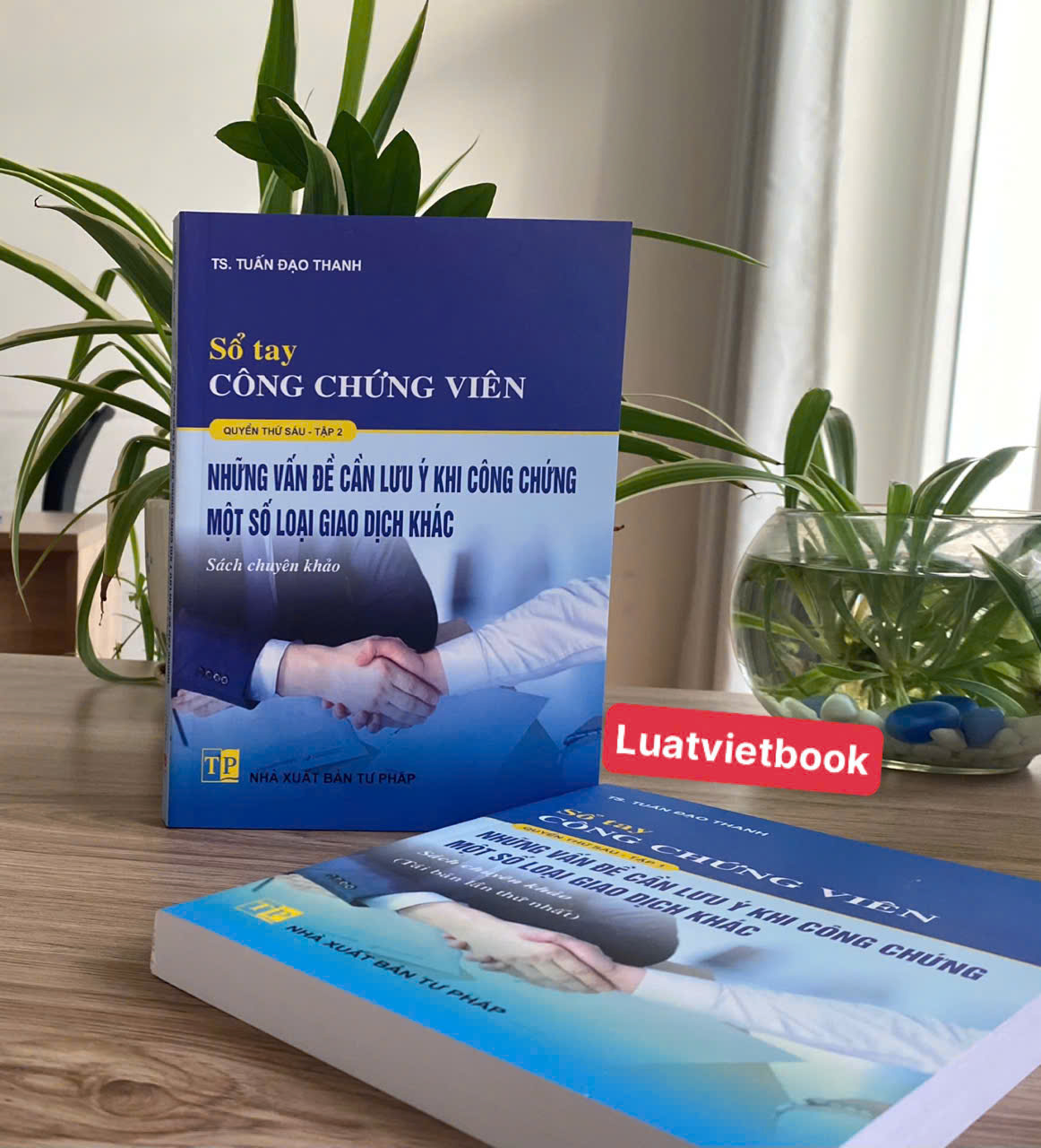 Combo: Sổ Tay Công Chứng Viên - Những Vấn Đề Cần Lưu Ý Khi Công Chứng Một Số Loại Giao Dịch Khác ( Tập 1+ 2 )