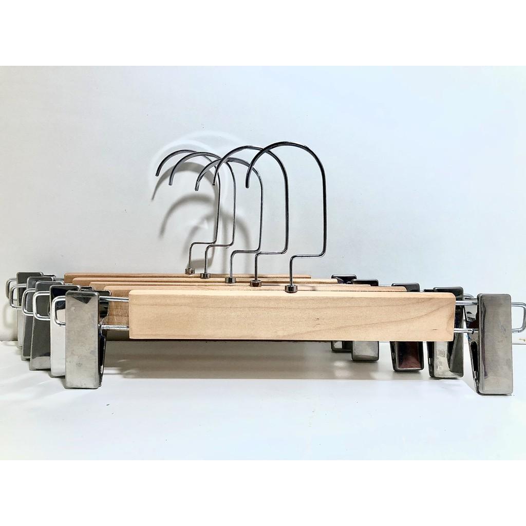 Combo Móc, kẹp treo quần áo bằng gỗ màu vàng đầu kẹp inox, đầu móc xoay 360