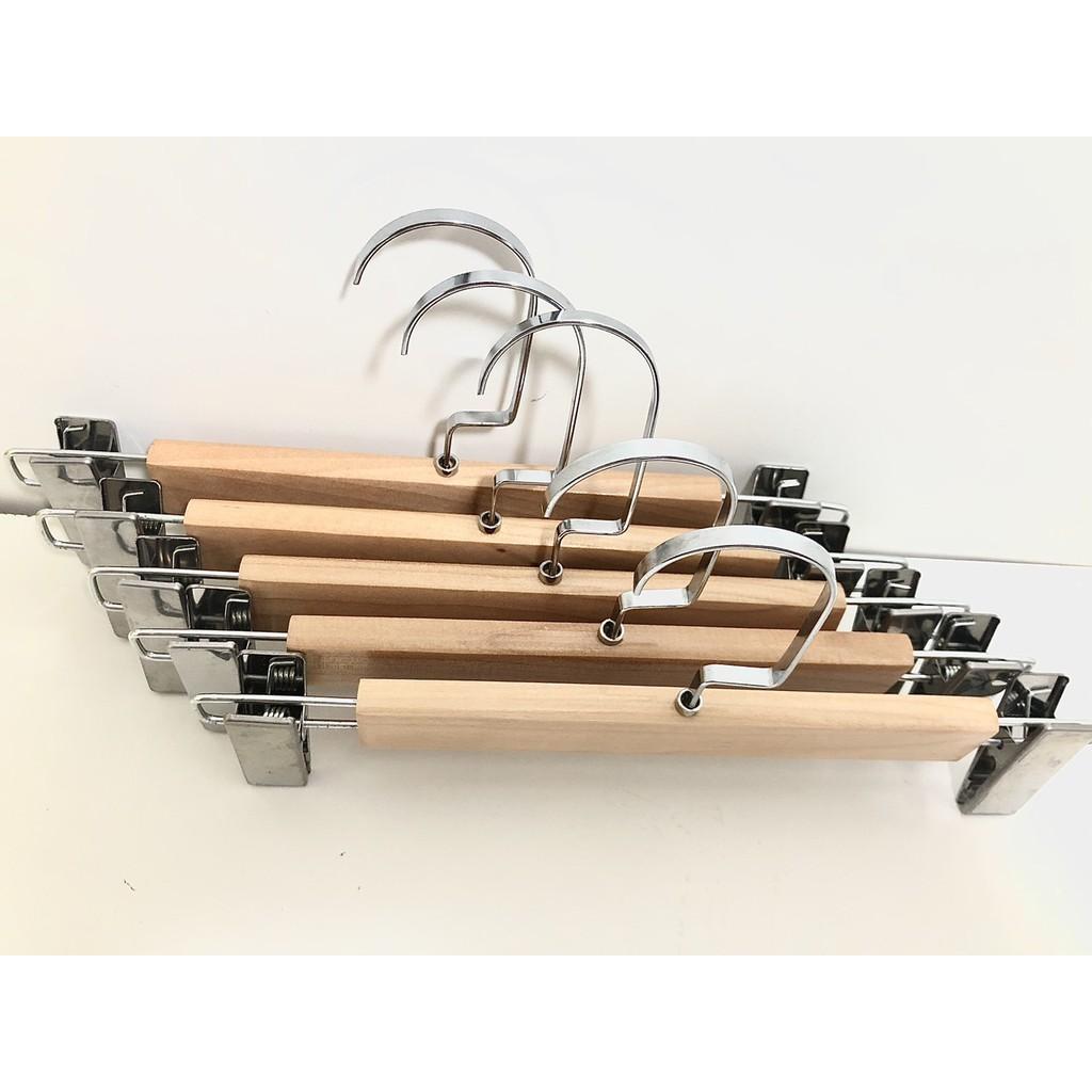 Combo Móc, kẹp treo quần áo bằng gỗ màu vàng đầu kẹp inox, đầu móc xoay 360