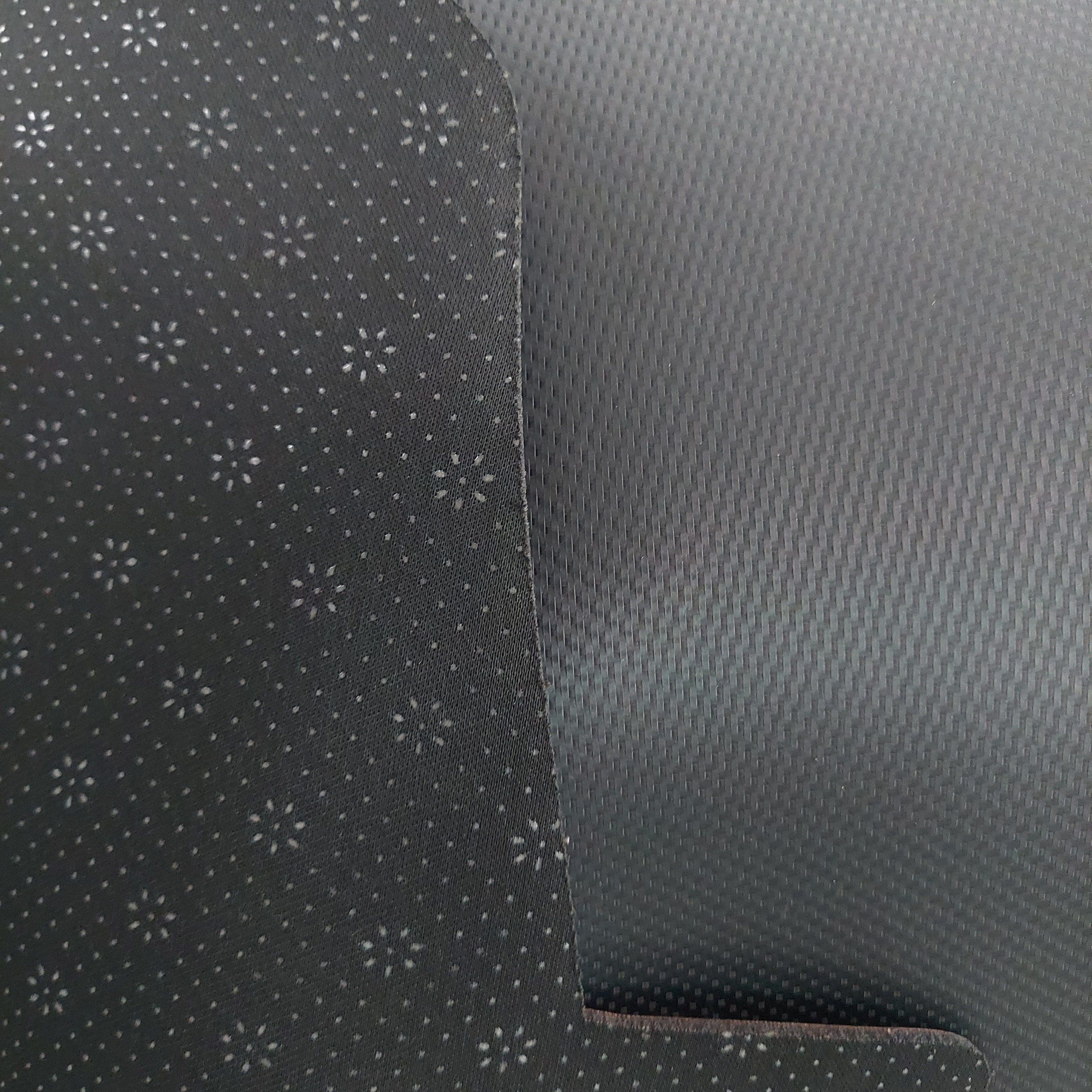 Thảm da Taplo vân Carbon Cao cấp dành cho xe Toyota-Wigo-2019 có khắc chữ Toyota-Wigo và cắt bằng máy lazer