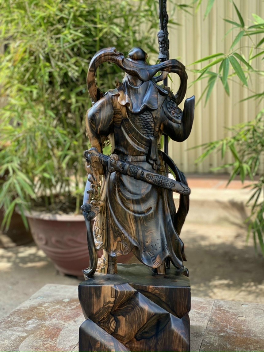 Tượng quan công cầm đao trấn ải,trang trí phong thủy bằng gỗ mun kt cao 60×24×14cm