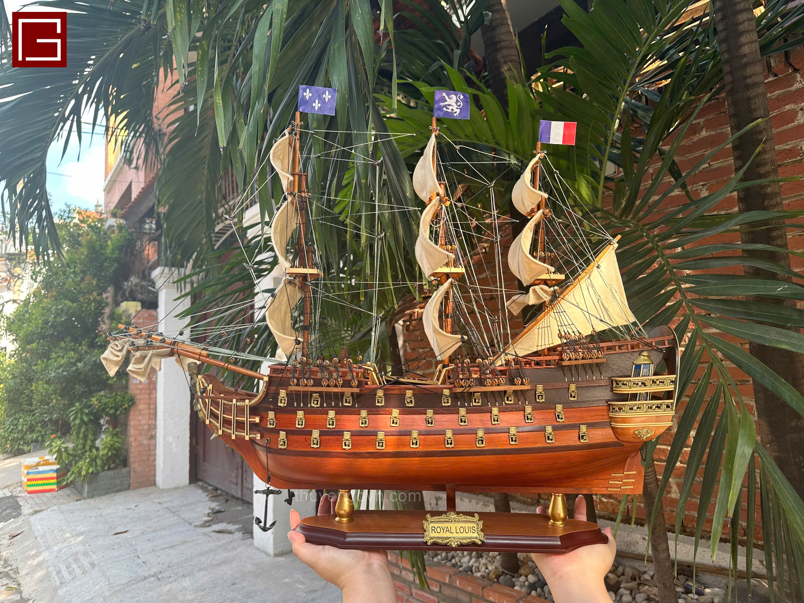 Thuyền gỗ trang trí ROYAL LOUIS, mô hình thuyền gỗ phong thủy chất liệu gỗ tràm nhiều kích thước