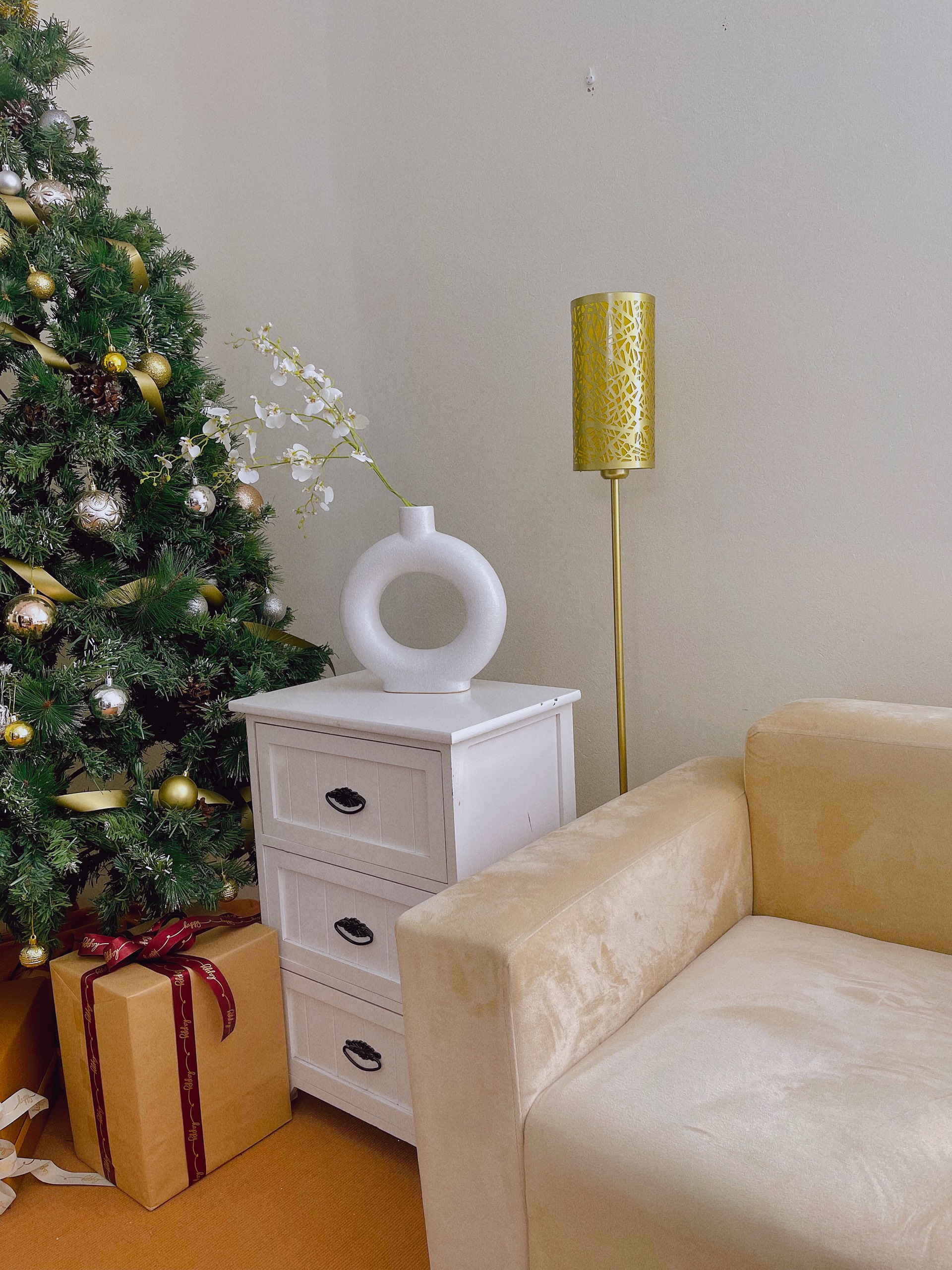Tượng gốm sứ trang trí nhà hình lọ hoa lạ mắt màu trắng DS006