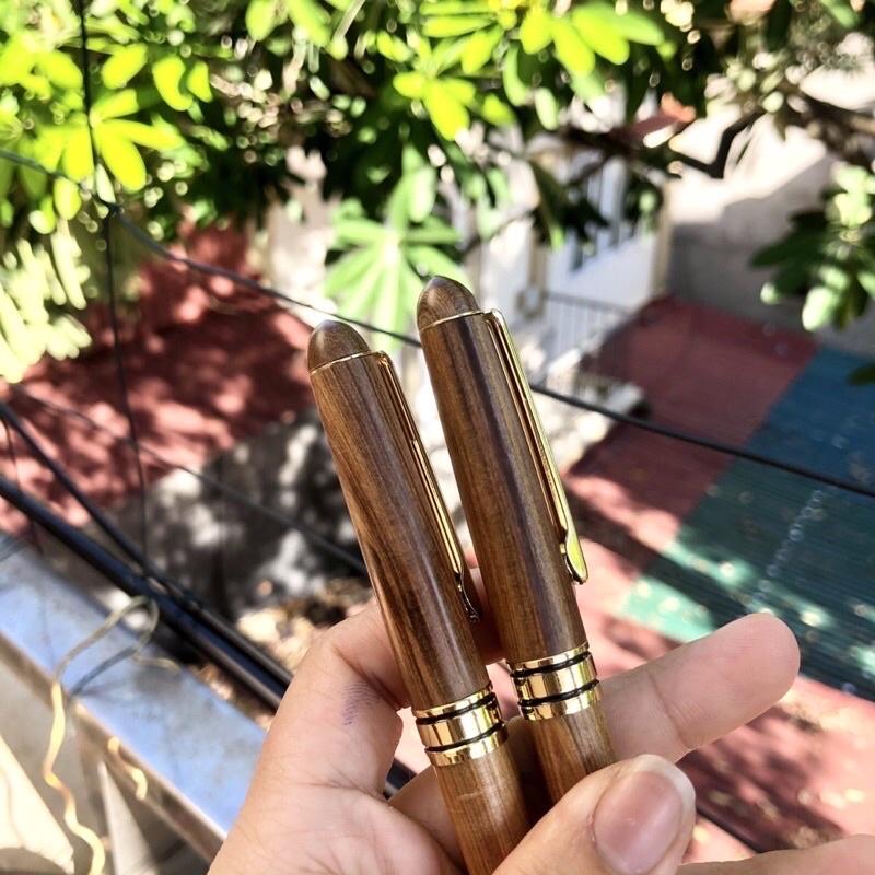 Bút ký gỗ Bách Xanh nắp xoay (PE994X) Mùi thơm gỗ thu hút may mắn, tài lộc cho người sở hữu