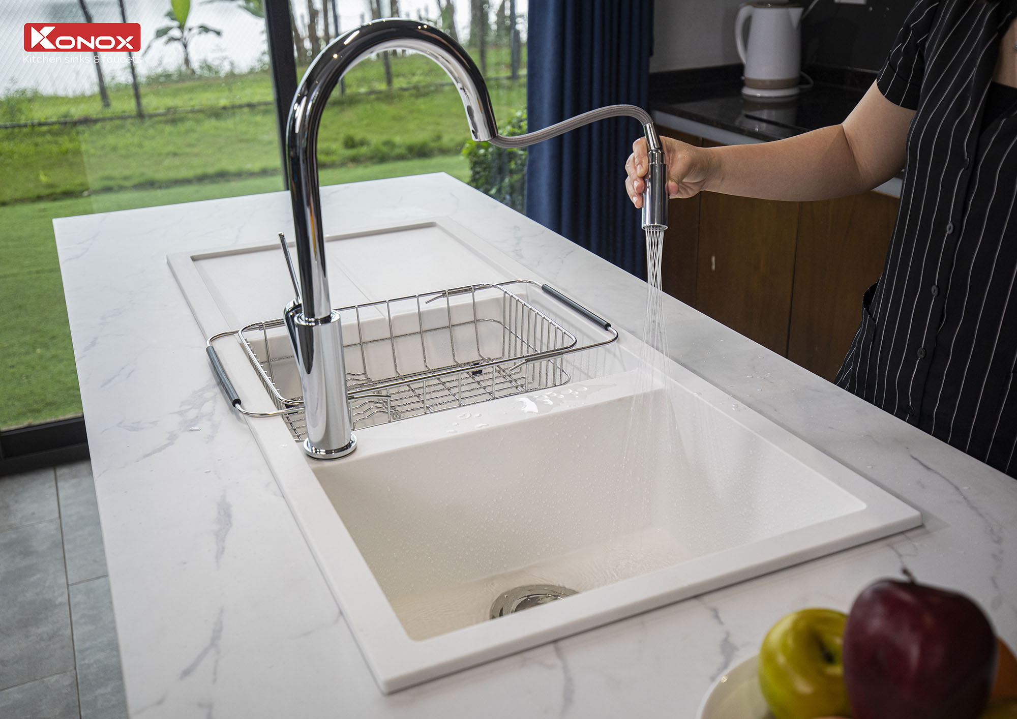 Vòi rửa bát kéo dây Konox, Model Ponte Chrome, 4 phiên bản màu, Bề mặt mạ PVD 5 lớp cao cấp, Lõi đồng tiêu chuẩn CW617N, Linh kiện phụ trợ dòng chảy nhập khẩu châu Âu, Bảo hành chính hãng 5 năm, Hàng chính hãng
