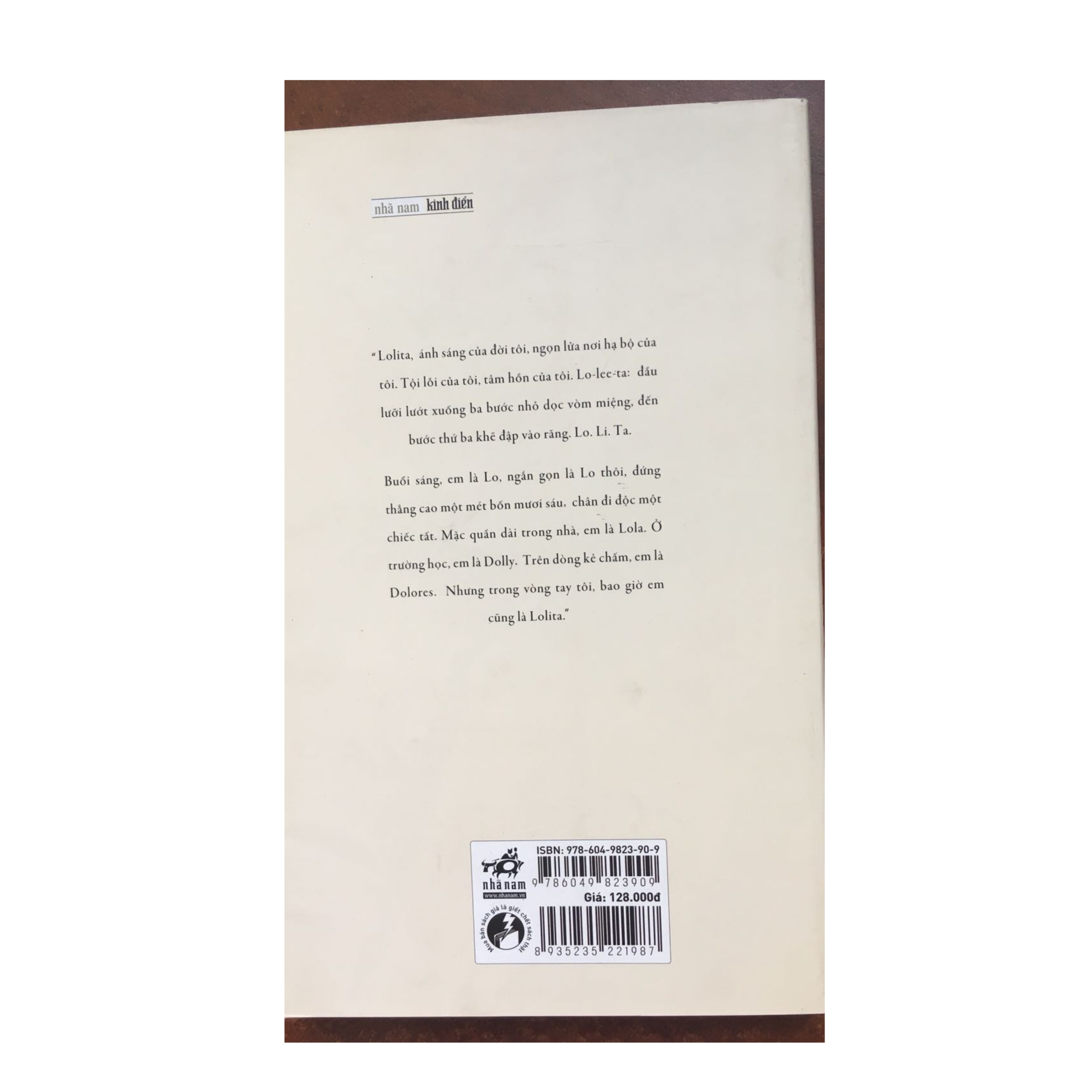Combo 2 cuốn Tiểu Thuyết Hấp Dẫn: Lolita + Lấy Nước Đường Xa / Tặng Kèm Bookmark Happy Life
