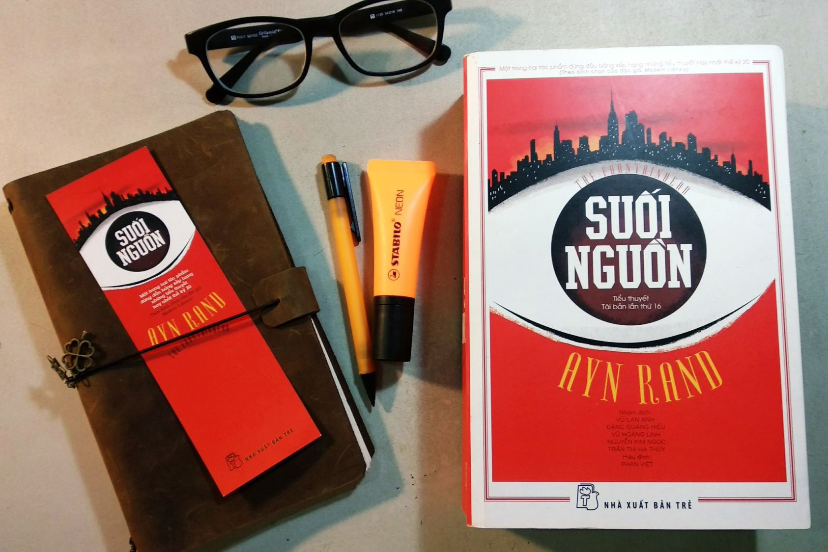 Sách Văn Học: Suối Nguồn (The Fountainhead) - 2019 - (Tác Phẩm Đứng Đầu Bảng Xếp Hạng Những Tiểu Thuyết Hay Nhất Thế Kỉ XX / Tiểu Thuyết Kinh Điển) - Tặng Kèm Postcard Greenlife