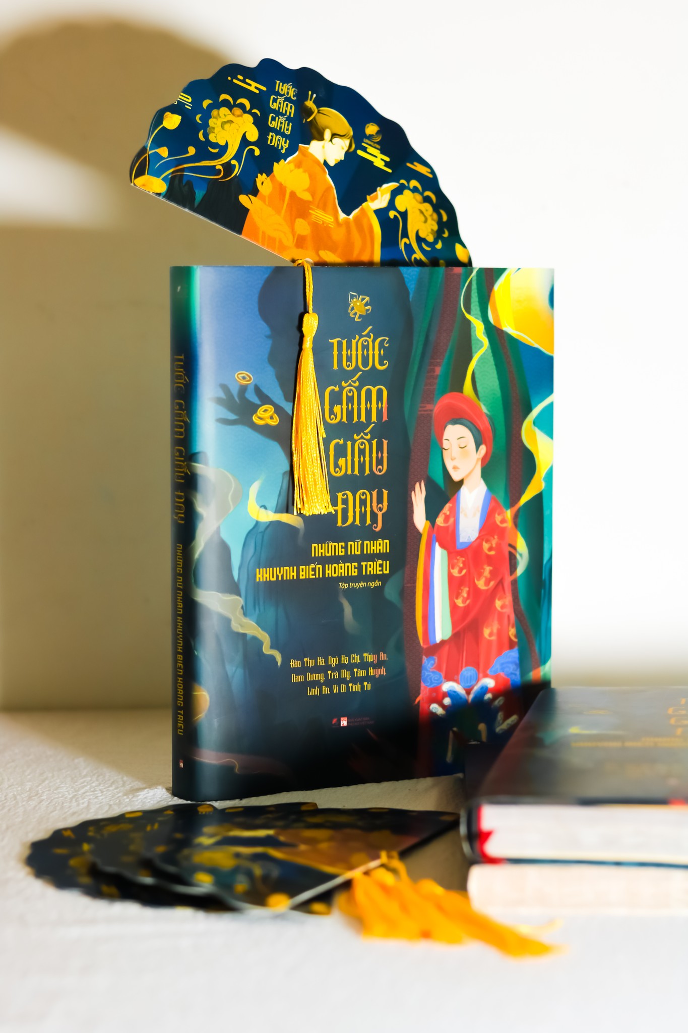 (Tặng bookmark quạt quân vương) (Ấn bản bìa cứng in 200c kỉ niệm) TƯỚC GẤM GIẤU ĐAY – Nhiều tác giả – Linh Lan Books
