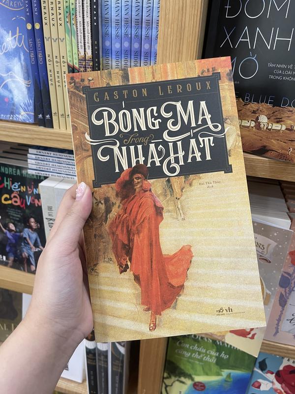 Sách - Bóng ma trong Nhà hát (Nhã Nam HCM)