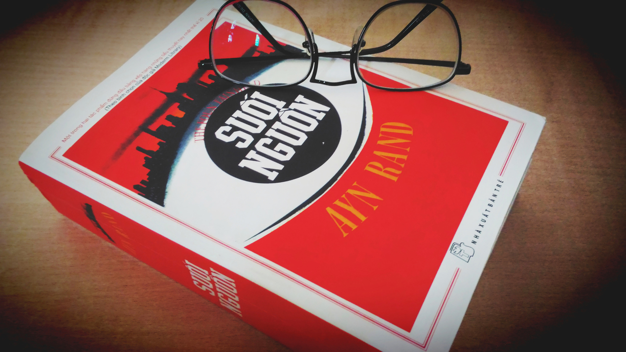 Sách Văn Học: Suối Nguồn (The Fountainhead) - 2019 - (Tác Phẩm Đứng Đầu Bảng Xếp Hạng Những Tiểu Thuyết Hay Nhất Thế Kỉ XX / Tiểu Thuyết Kinh Điển) - Tặng Kèm Postcard Greenlife