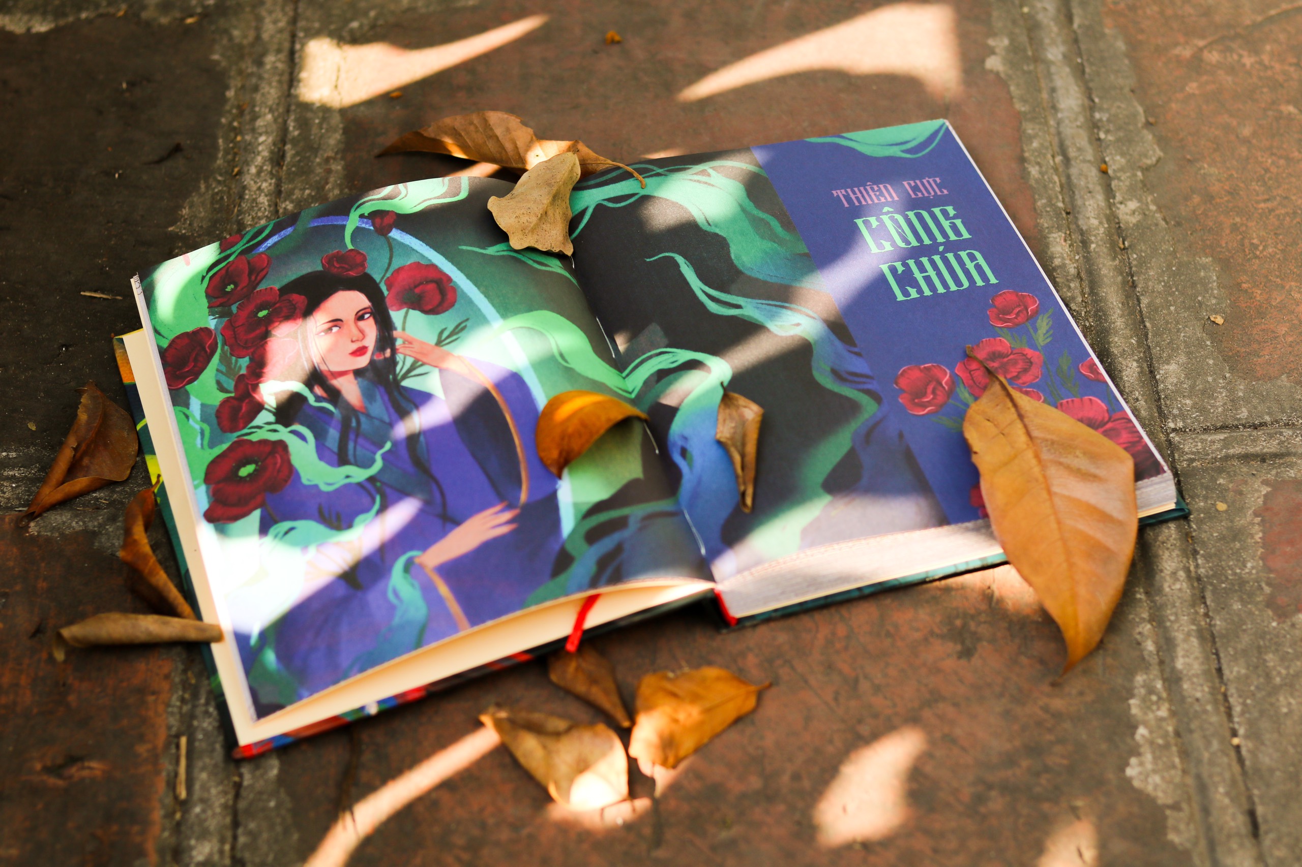(Tặng bookmark quạt quân vương) (Ấn bản bìa cứng in 200c kỉ niệm) TƯỚC GẤM GIẤU ĐAY – Nhiều tác giả – Linh Lan Books