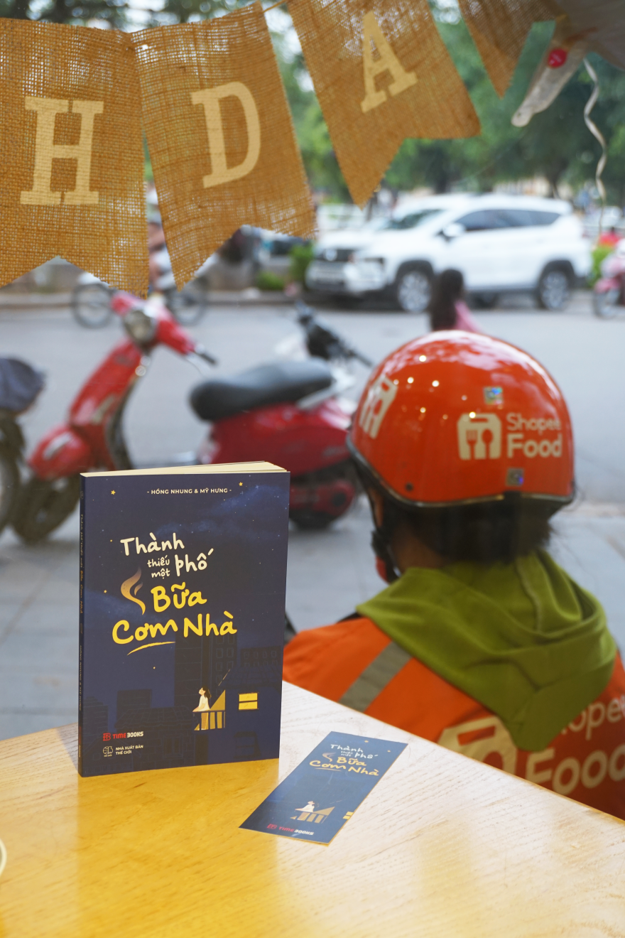 Sách Thành Phố Thiếu Một Bữa Cơm Nhà - Hồng Nhung & Mỹ Hưng